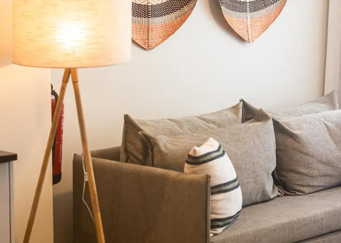 Quo Almeida Garrett * Πόντα Ντελγκάντα